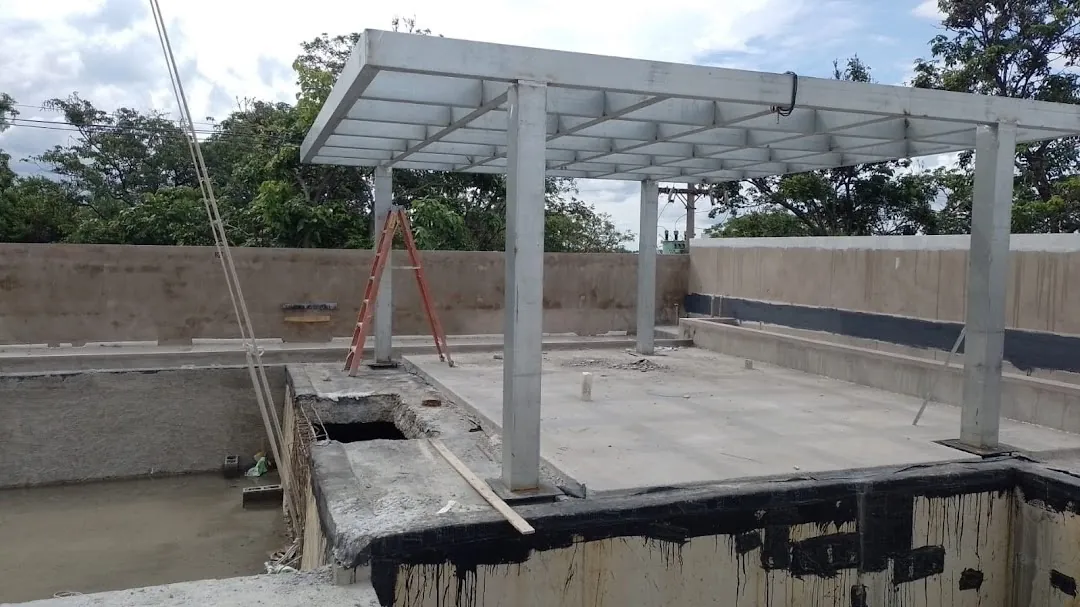 Estrutura galvanizada montada sobre uma laje, com uma escada encostada